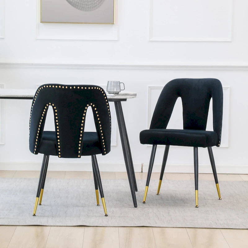 Chaise de salle à manger capitonnée en velours avec clous décoratifs et pieds en métal