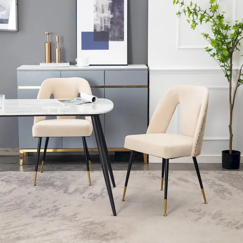 Chaise de salle à manger capitonnée en velours avec clous décoratifs et pieds en métal