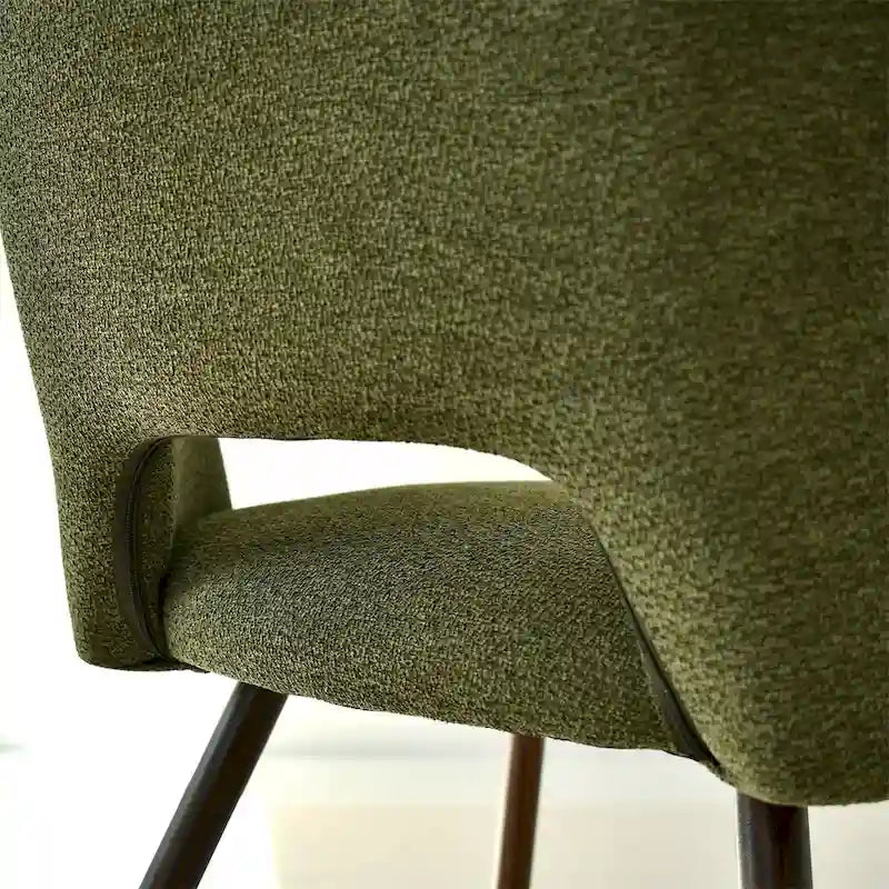 Chaise de salle à manger moderne capitonnée à dossier découpé avec finition noyer