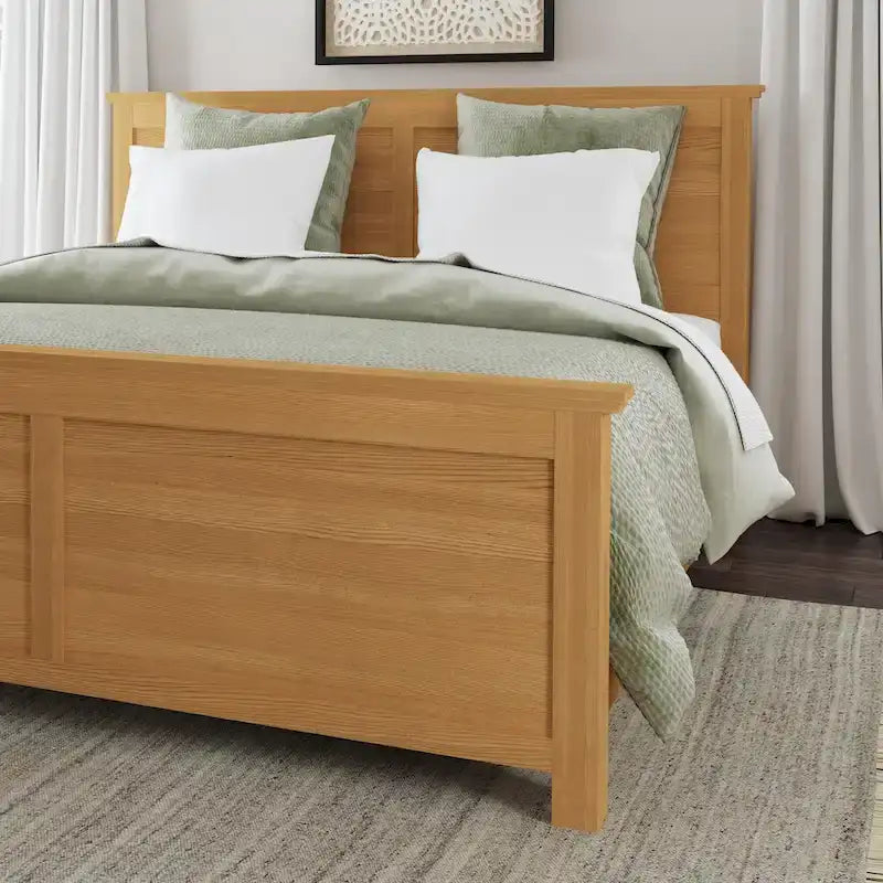 Lit King-size en bois brun et deux tables de chevet