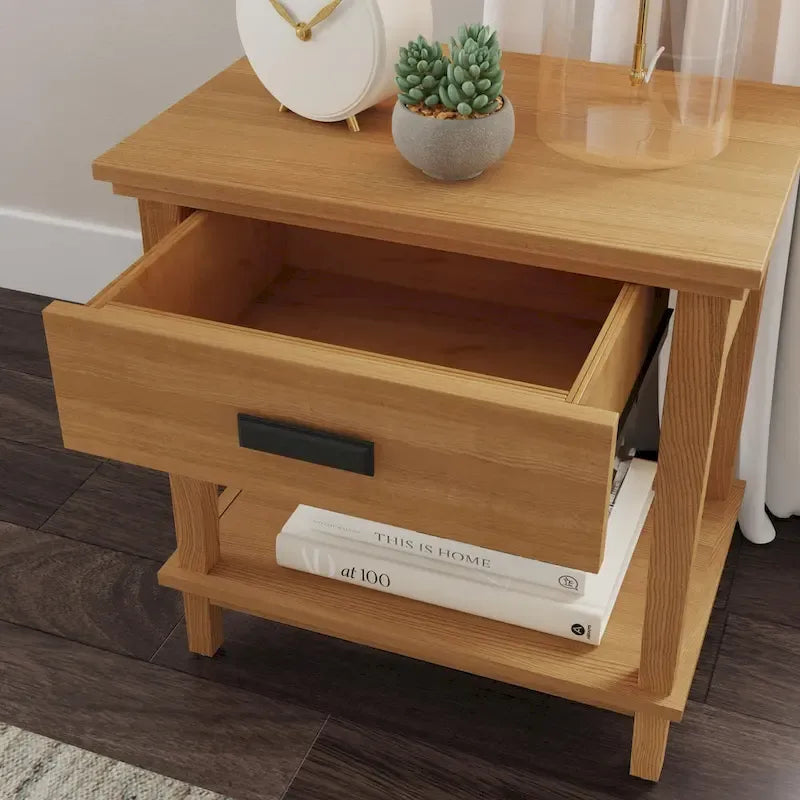 Lit King-size en bois brun et deux tables de chevet