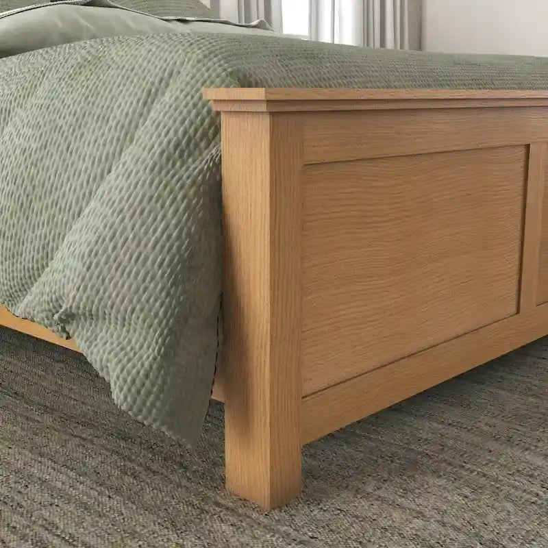 Lit King-size en bois brun et deux tables de chevet