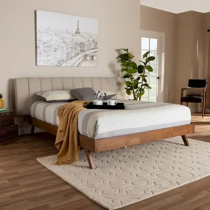 Lit en tissu beige clair et bois de noyer de style moderne du milieu du siècle