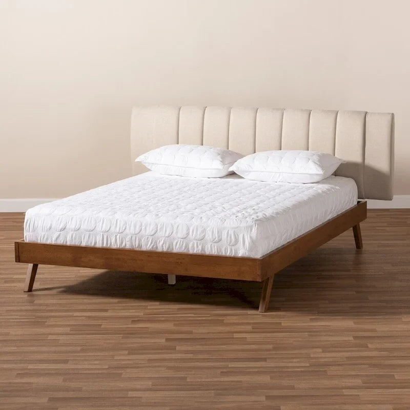 Lit en tissu beige clair et bois de noyer de style moderne du milieu du siècle