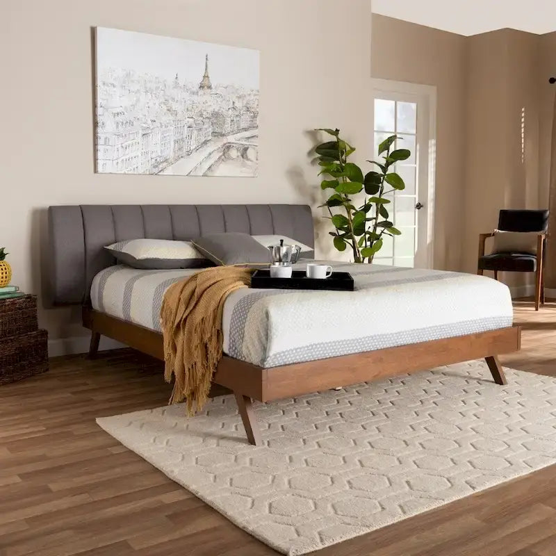 Lit en tissu beige clair et bois de noyer de style moderne du milieu du siècle