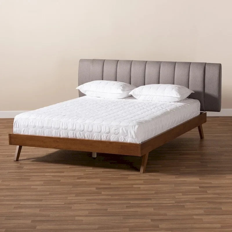 Lit en tissu beige clair et bois de noyer de style moderne du milieu du siècle