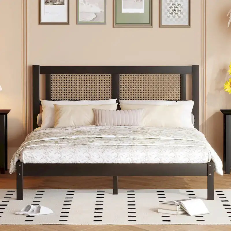 Lit plateforme en bois avec tête de lit en rotin naturel, élégance exquise au charme minimaliste pour chambre à coucher