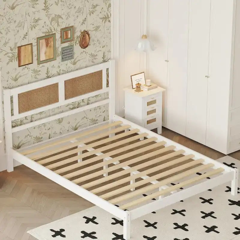 Lit plateforme en bois avec tête de lit en rotin naturel, élégance exquise au charme minimaliste pour chambre à coucher