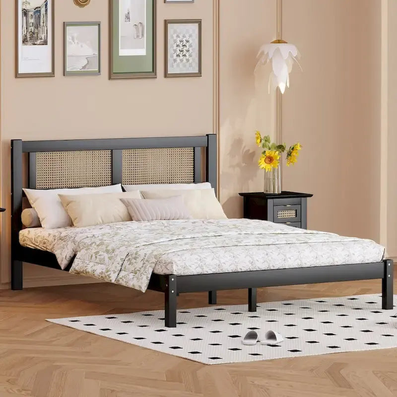 Lit plateforme en bois avec tête de lit en rotin naturel, élégance exquise au charme minimaliste pour chambre à coucher