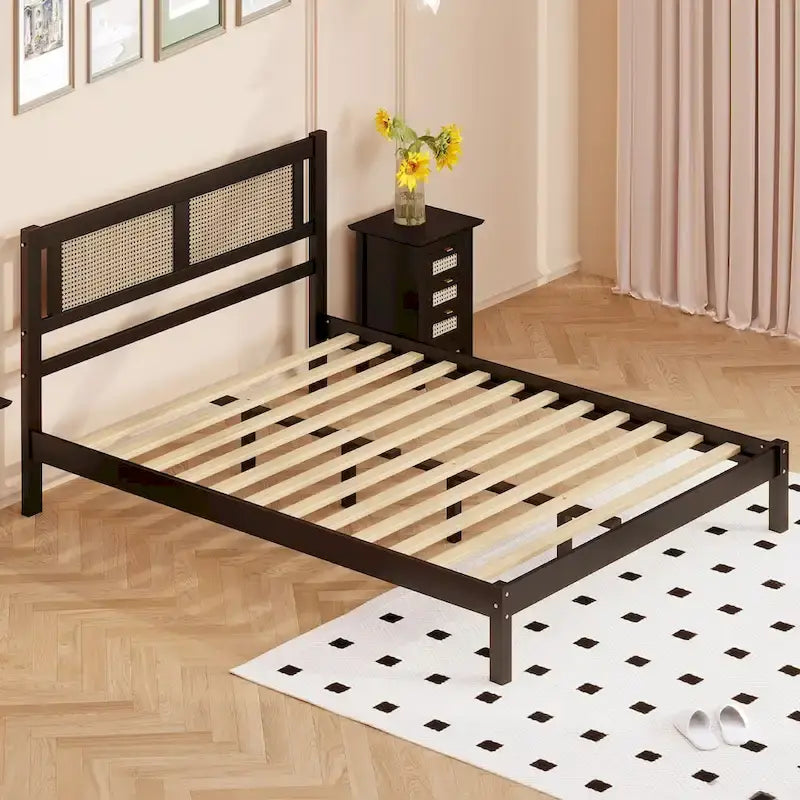 Lit plateforme en bois avec tête de lit en rotin naturel, élégance exquise au charme minimaliste pour chambre à coucher